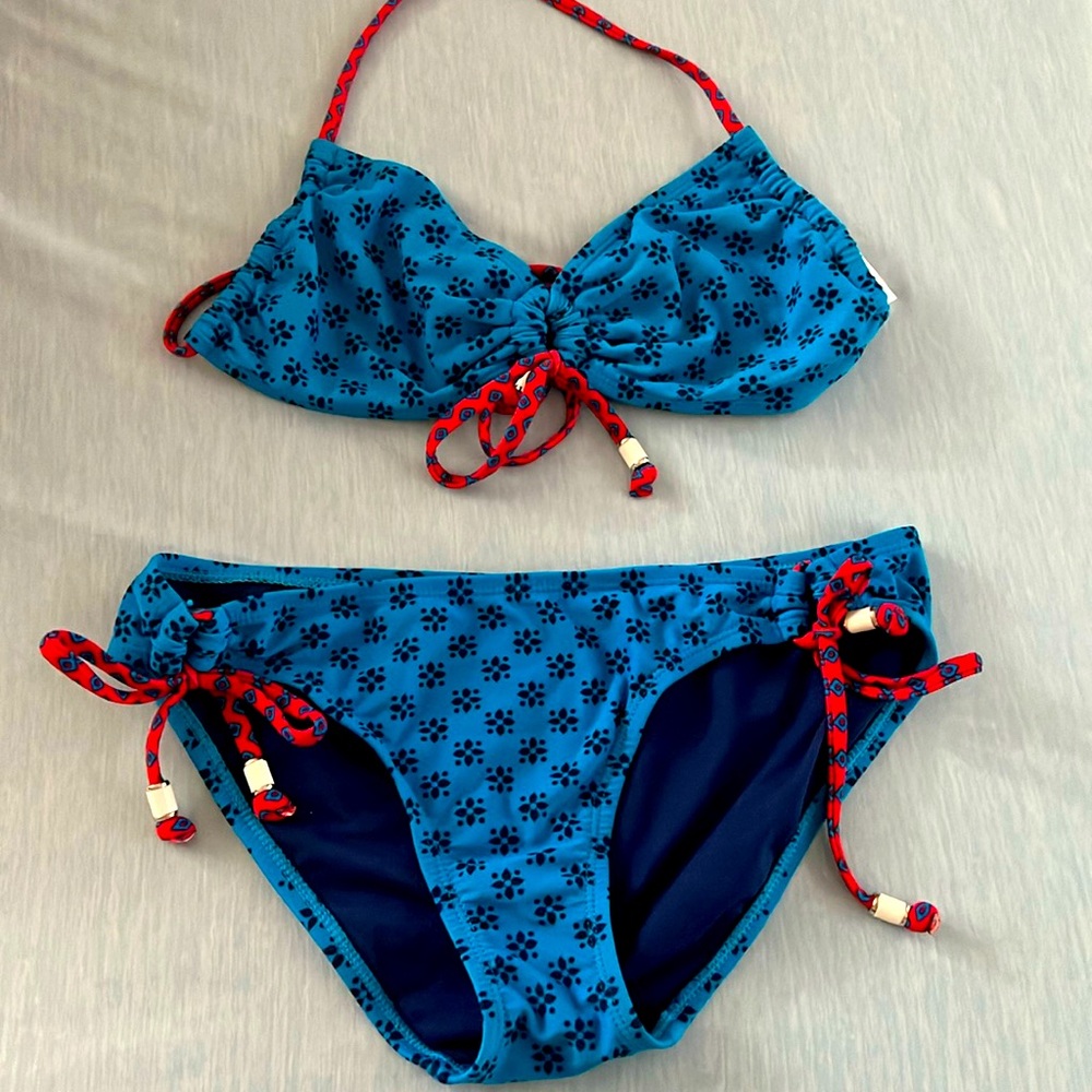 Old navy swimsuit set (top Small and bottom XS) top is missing removable pads.
